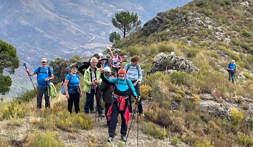 Una veintena de senderistas de Almuñécar recorrieron este domingo las montañas del municipio de Lentegí 